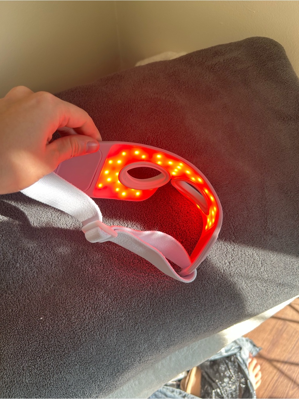 Solawave Eye Recovery Red Light Therapy Mask - Picture 5 of 6